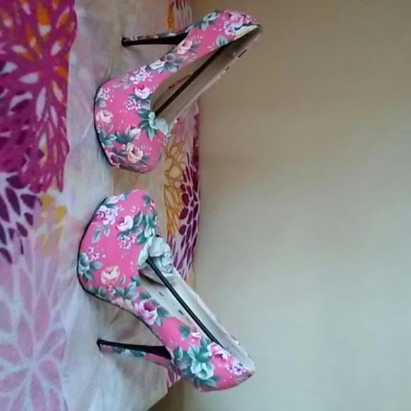 Heels - Picture 2 of 4